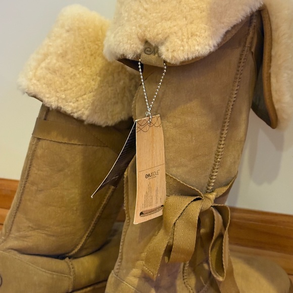 Emu Tan Ankle Boots with Cream Fur Lining made in Australia - Picture 3 of 7